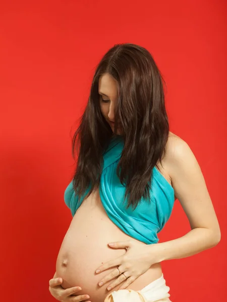 성인 여 자가 그녀의 임신 배꼽을 보여주는 — 스톡 사진