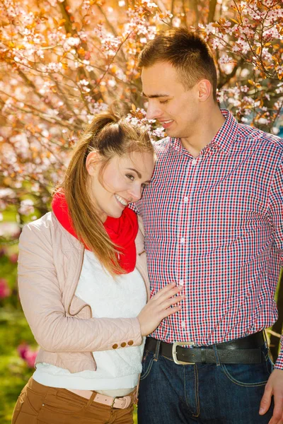 Glückliches Paar bei romantischem Date im Park — Stockfoto