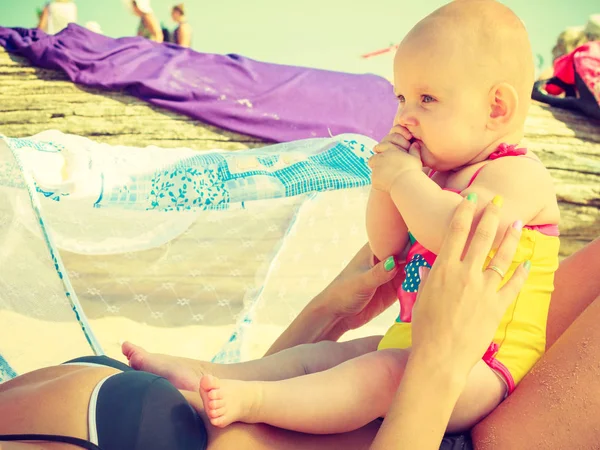 Baby på kvinna mage på stranden — Stockfoto