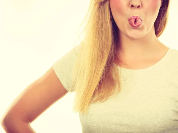 Grappige blonde vrouw sitcking tong uit — Stockfoto