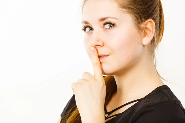 Mujer mostrando gesto de silencio con el dedo — Foto de Stock