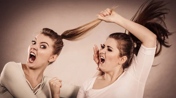 Två aggressiva kvinnor ha argumentera kampen — Stockfoto