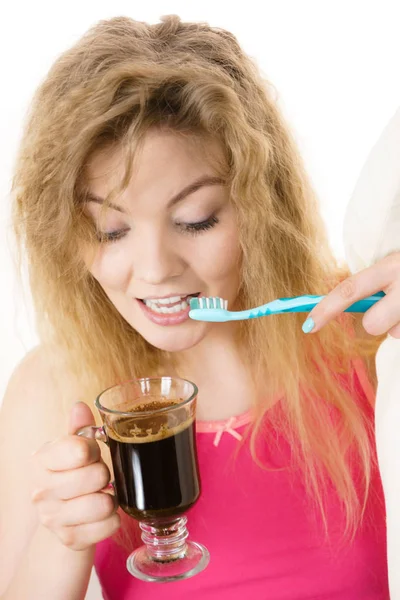Femme heureuse tenant brosse à dents et café — Photo