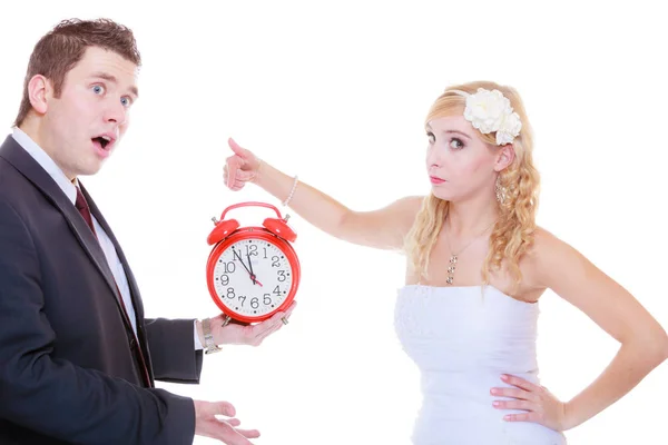Groom segurando grande relógio vermelho gritando e noiva — Fotografia de Stock