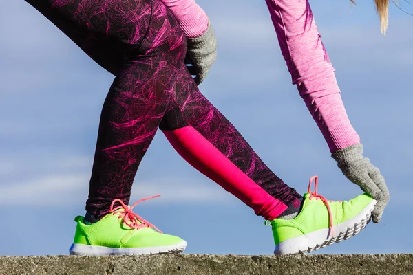 Femme sportive jambes en plein air — Photo