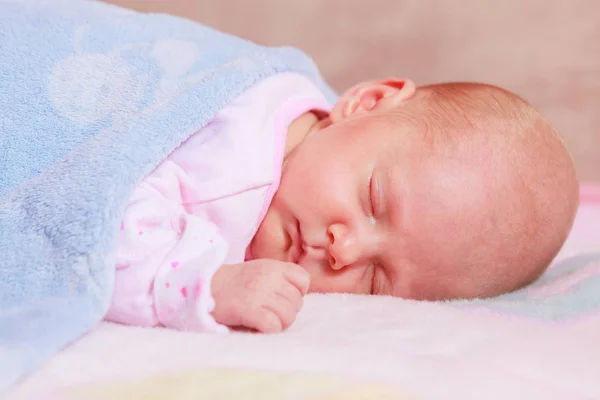 Lilla nyfödda bebis sover i filt — Stockfoto