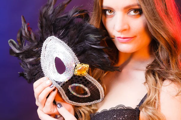 Cara de mujer de primer plano con máscara de carnaval en la oscuridad — Foto de Stock