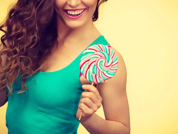 Frau charmantes Mädchen mit Lutscher-Bonbons — Stockfoto