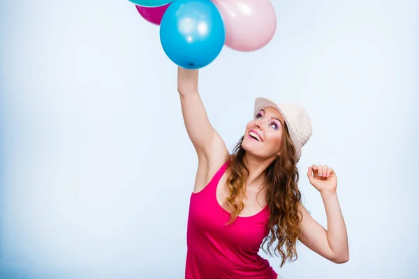 Mulher brincando com muitos balões coloridos — Fotografia de Stock