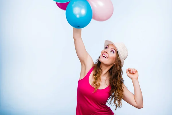 Mujer jugando con muchos globos de colores — Foto de Stock