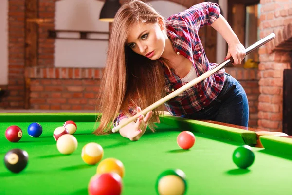 Mujer joven jugando al billar . — Foto de Stock