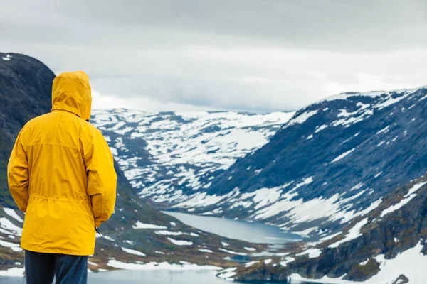 Τουριστική άτομο που στέκεται δίπλα στη λίμνη Djupvatnet, Νορβηγία — Φωτογραφία Αρχείου