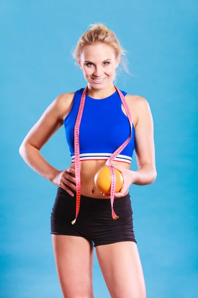 Mulher ajuste menina com fita métrica e toranja — Fotografia de Stock