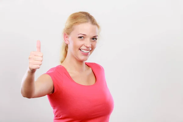 Mujer feliz mostrando los pulgares hacia arriba gesto — Foto de Stock