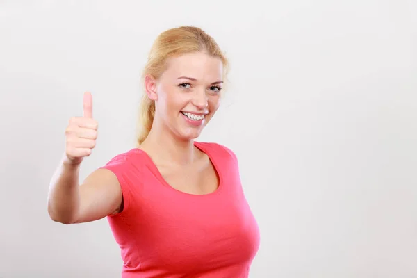 Mulher feliz mostrando polegares para cima gesto — Fotografia de Stock