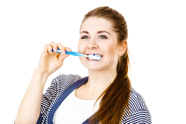 Женщина чистит зубы . — стоковое фото