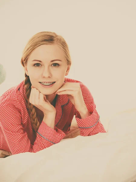 ベッドで横になっている笑顔の女性 — ストック写真