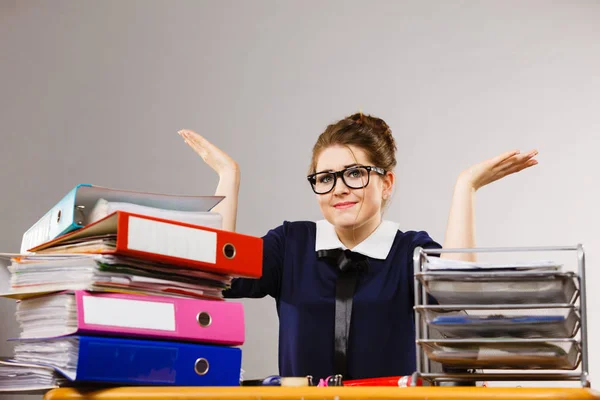 Mujer de negocios en la oficina gestos de trabajo — Foto de Stock