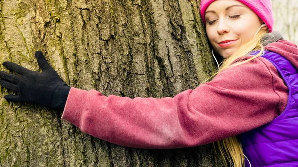 Mujer con ropa deportiva abrazando el árbol —  Fotos de Stock