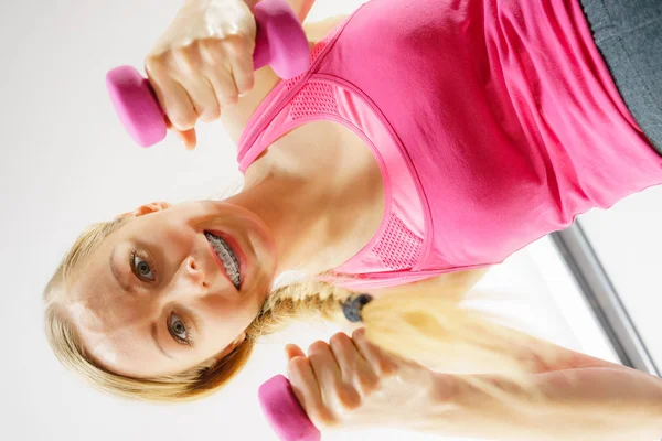 Teenage woman working out at home with dumbbell — Stock Photo, Image