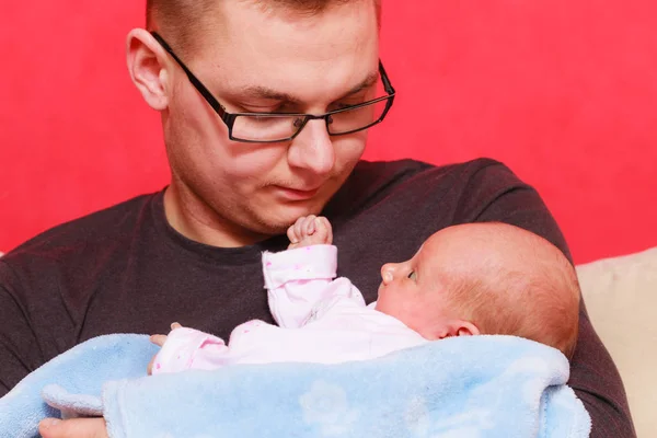 Ojciec trzymający, dbanie o noworodka — Zdjęcie stockowe