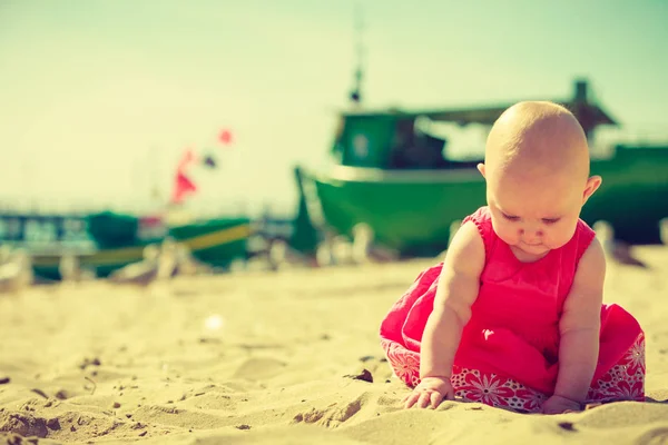 Petit bébé assis et jouant sur la plage — Photo