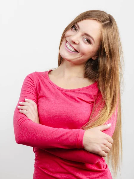 Menina sorrindo olhando feliz, fundo branco — Fotografia de Stock