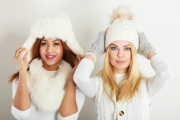 Deux dames en tenue blanche d'hiver . — Photo