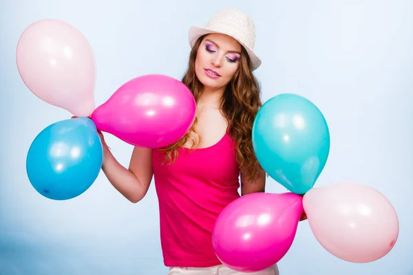 Mujer jugando con muchos globos de colores — Foto de Stock