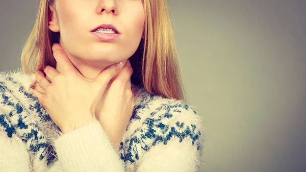 Mujer con dolor de garganta sensación de dolor — Foto de Stock