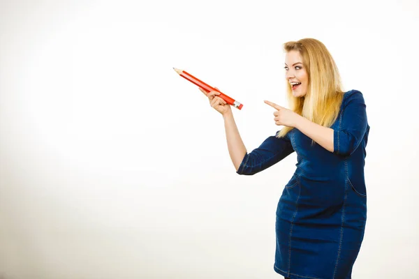 Mujer positiva sostiene lápiz grande en la mano — Foto de Stock