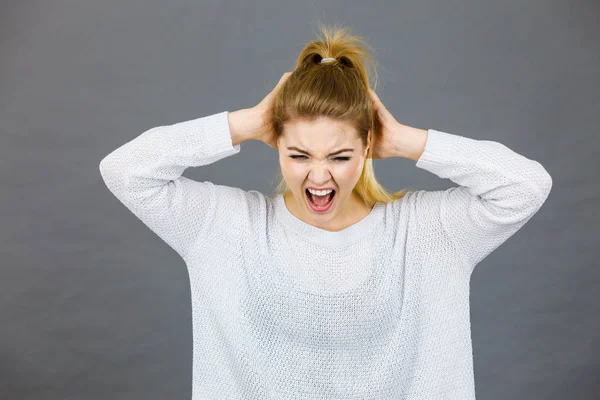 Unhappy woman screaming and yelling in pain — Stock Photo, Image