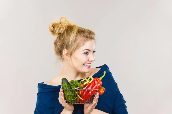 Mulher segura cesta de compras com legumes — Fotografia de Stock