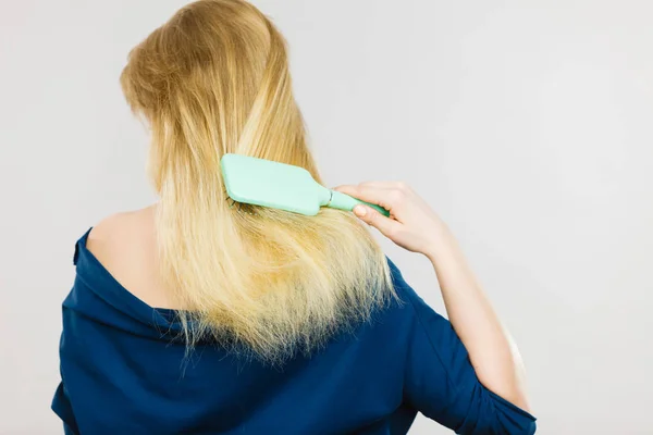 Blondine beim Haareputzen — Stockfoto