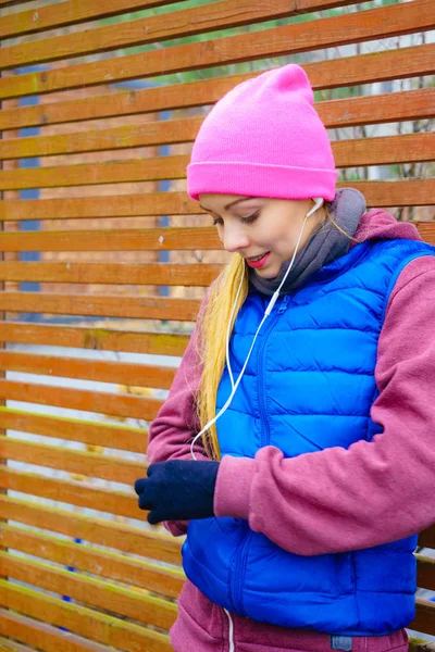 Mujer usando ropa deportiva cálida relajante después de hacer ejercicio —  Fotos de Stock