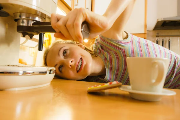女人在厨房里煮咖啡机 — 图库照片