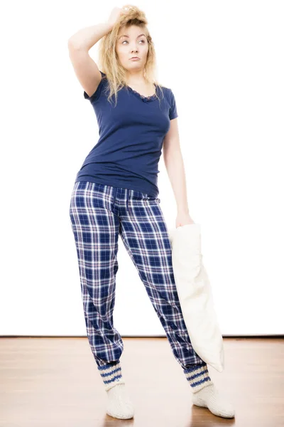 Sleepy vrouw dragend pyjama 's — Stockfoto