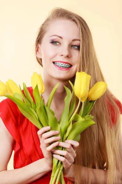 チューリップの花束を持って幸せな若い女 — ストック写真