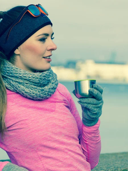 Fit mujer en el día frío calentamiento beber té —  Fotos de Stock