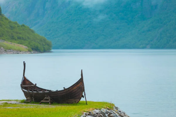 Velho barco viking de madeira na natureza norueguesa — Fotografia de Stock