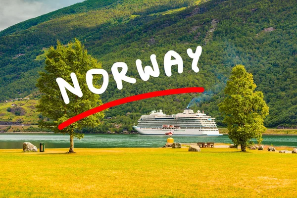 Bateau de croisière sur le fjord Sognefjord en Flam Norvège — Photo