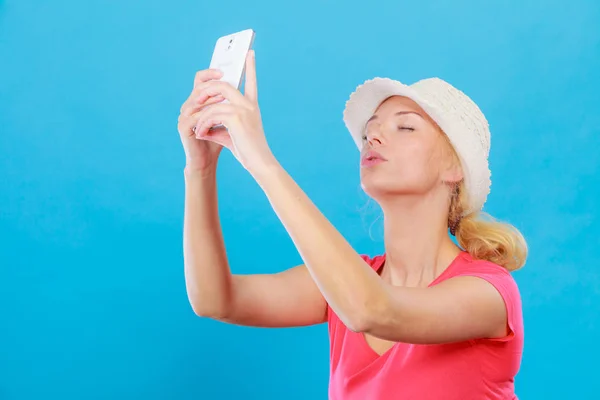 Žena fotí sebe s telefonem — Stock fotografie