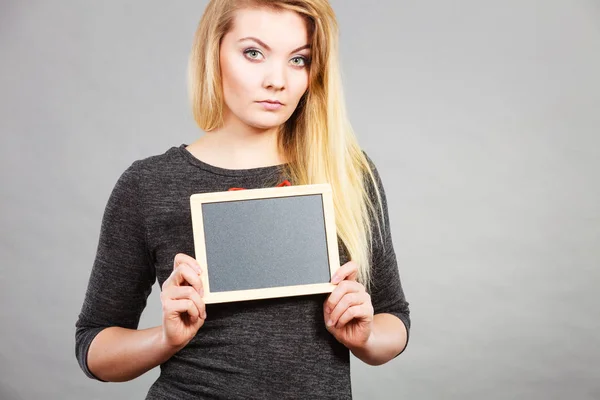 Kvinna som håller blank svart bräda — Stockfoto