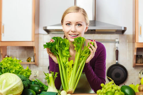 Donna in cucina con verdure verdi — Foto Stock