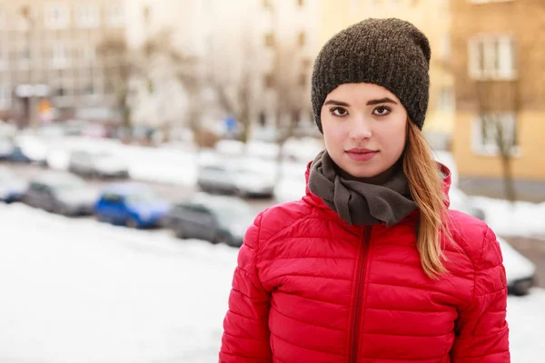 Vestindo roupas de inverno mulher fora — Fotografia de Stock