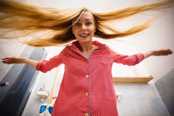 Mujer mostrando su largo cabello rubio — Foto de Stock