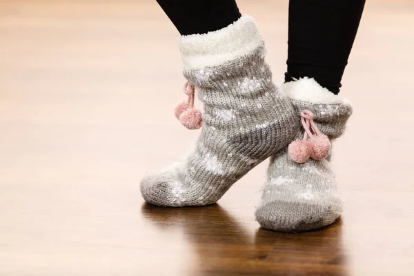 Meisje wintersokken dragen warme. — Stockfoto