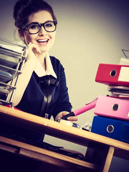 Mujer de negocios feliz en la oficina — Foto de Stock