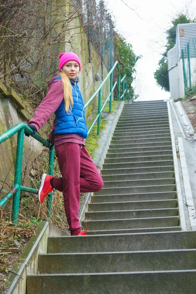 Femme faisant de l'exercice dans les escaliers à l'extérieur en automne — Photo