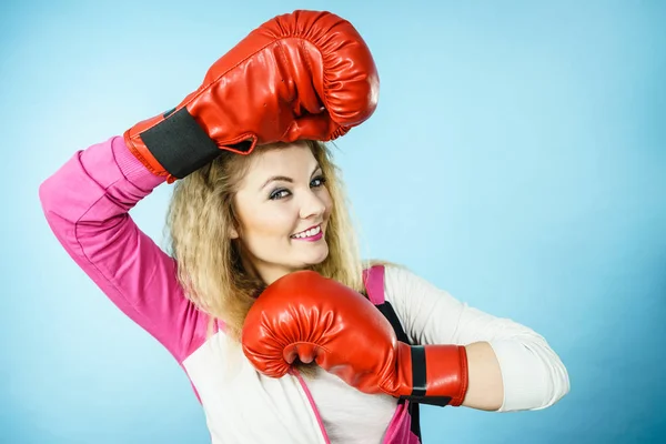 Chica divertida en guantes rojos jugando boxeo deportivo —  Fotos de Stock